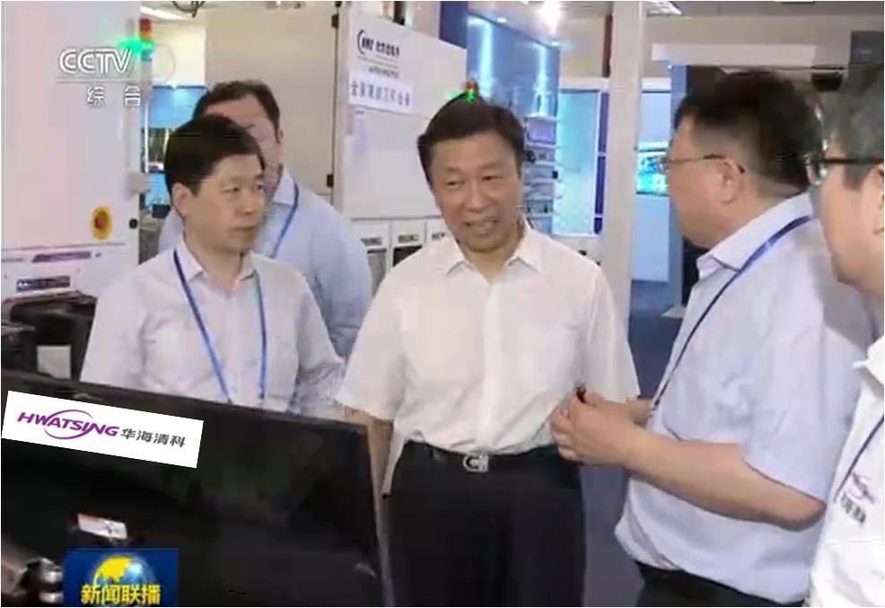 叶甜春总师向国度副主席李源潮介绍金狮贵宾会的CMP设备
